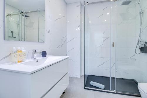 Premium Beachfront 2BD AC WiFi Ocean Balcony
