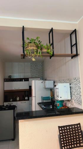 帕尔马斯Casa da paz的配有黑色台面和冰箱的厨房