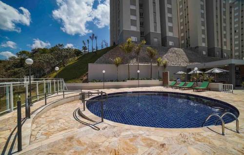 ポソス・デ・カルダスにあるNew Apartment Next to Shopping Poços MGの建物の真ん中にあるプール