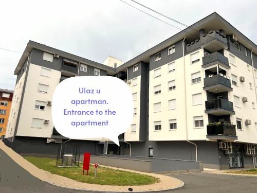 Το κτήριο όπου στεγάζεται  το διαμέρισμα