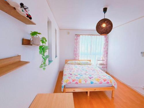 Postel nebo postele na pokoji v ubytování Ikebukuro area, three layer house, double subway,5 min walk to stn, 双地铁车站步行5分 直达新宿 涩谷 银座 池袋 皇居 可免费停车 最大10人