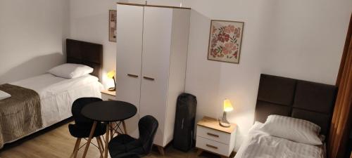 Ένα ή περισσότερα κρεβάτια σε δωμάτιο στο Drzewna Apartamenty-Wojska Polskiego