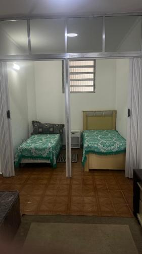En eller flere senge i et værelse på apto 2 quartos térreo, canto do forte