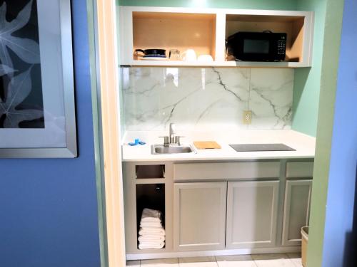 una cucina con un lavello e un bancone di Americas Best Value Inn Suites & Studios Blytheville by Sonesta a Blytheville