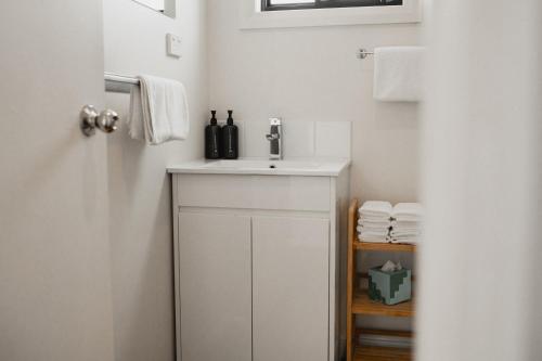 Kuchyň nebo kuchyňský kout v ubytování Humbug Bunk House & Hot Tub!