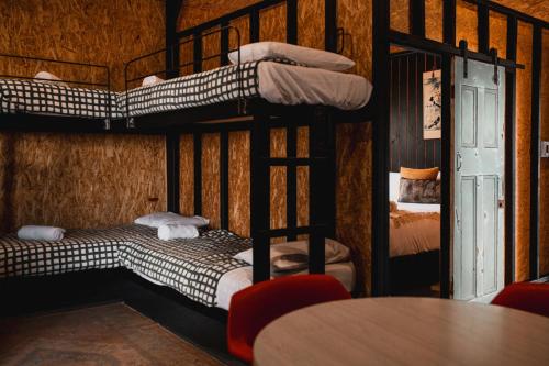 Postel nebo postele na pokoji v ubytování Humbug Bunk House & Hot Tub!