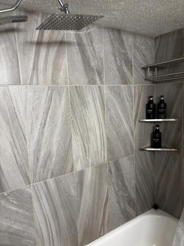 Ένα μπάνιο στο Character Home near Downtown and 17th Avenue