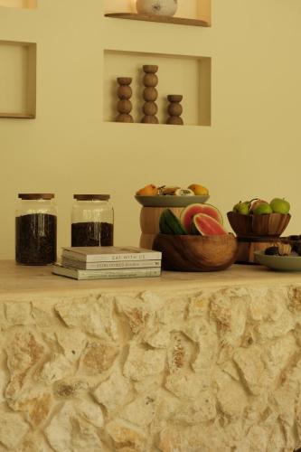 einer Theke mit Schalen mit Früchten und anderen Gegenständen darauf in der Unterkunft Isla Clara Hotel in San Francisco