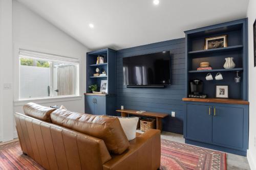 uma sala de estar com um sofá e uma TV em NEW Casa Padron & La Casita em Tampa