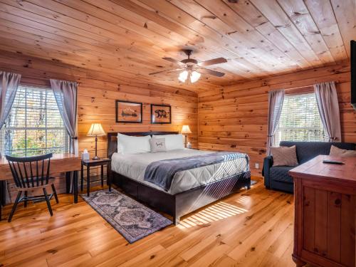 ein Schlafzimmer mit einem Bett und einem Schreibtisch in der Unterkunft Cozy Carolina Private Cabin With Firepit in Rutherfordton