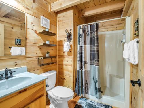 Ένα μπάνιο στο Cozy Carolina Private Cabin With Firepit