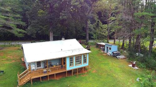 una vista aerea di una casa con tetto bianco di The Blue Cabin a Stuart