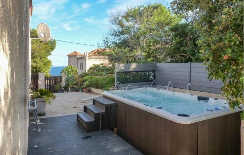a jacuzzi tub in a backyard at Villa La Playa in Saint-Raphaël