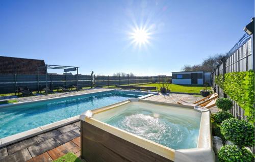 Πισίνα στο ή κοντά στο Lovely Home In Sracinec