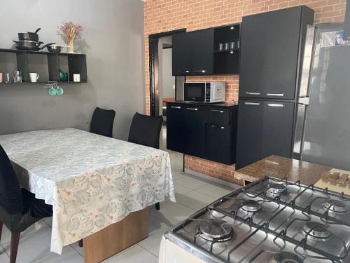 Kuchyň nebo kuchyňský kout v ubytování Sagui House somente para mulheres