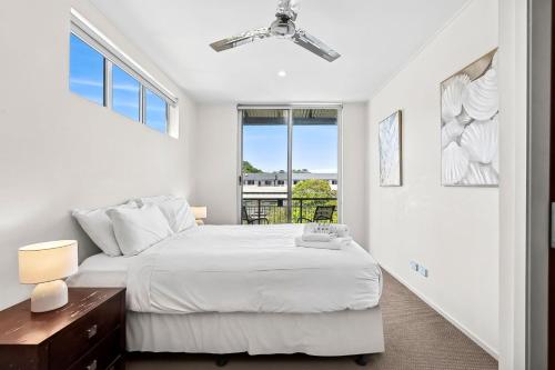 biała sypialnia z łóżkiem i oknem w obiekcie Paradiso Resort by Kingscliff Accommodation w mieście Kingscliff