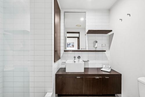 łazienka z umywalką i lustrem w obiekcie Paradiso Resort by Kingscliff Accommodation w mieście Kingscliff