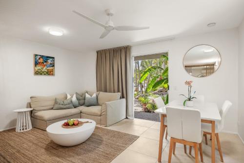 Гостиная зона в Noosa Outrigger Beach Resort