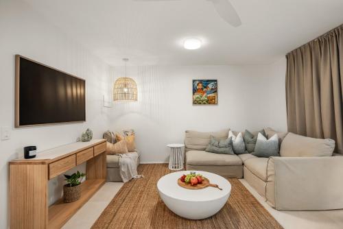 Телевизор и/или развлекательный центр в Noosa Outrigger Beach Resort