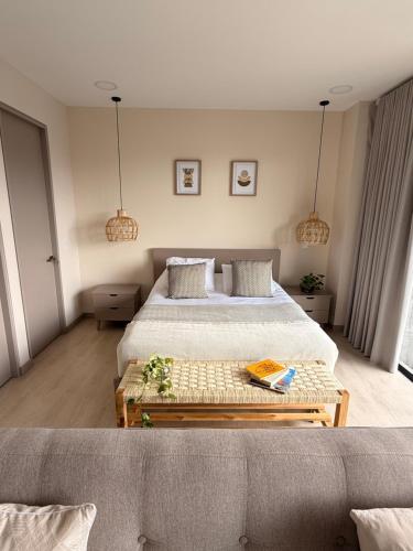 Giường trong phòng chung tại Hermoso apartamento en el poblado