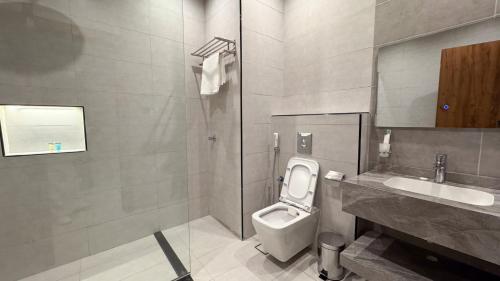 un bagno con un water e un lavandino di فندق وفود فرع المدينة a Medina