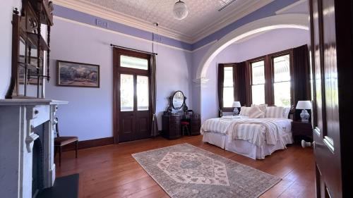 Ένα ή περισσότερα κρεβάτια σε δωμάτιο στο Kalimna Homestead, Historic Stays, Hunter Valley