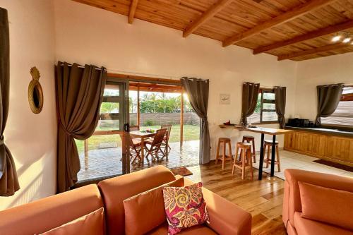 Posezení v ubytování Fare Tau Otaha - Comfy cabin w Private Beach Access