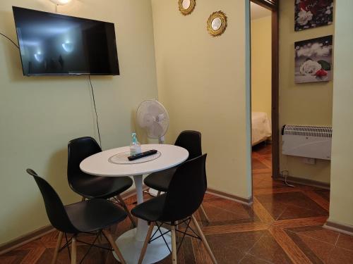une pièce avec une table, des chaises et une télévision dans l'établissement DEPTO 3 D 1 B CENTRAL FACTURA Estac, à Chillán