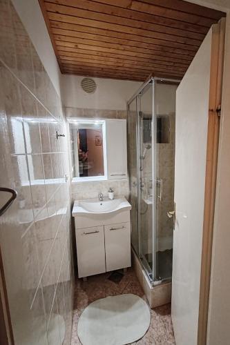 Apartments and rooms with parking space Banjol, Rab - 24964