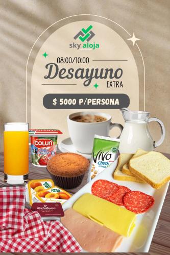 Una bandeja de desayuno con pan de queso y otros alimentos. en Aloja Hotel - Frente al Mall Portal Osorno, en Osorno