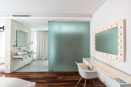 Ένα μπάνιο στο Be Playa Hotel Boutique & Rooftop Bar - Adults Only