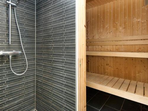 Ένα μπάνιο στο 8 person holiday home in Sydals