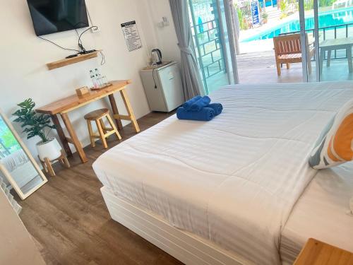 Ένα ή περισσότερα κρεβάτια σε δωμάτιο στο Baancaptainhook pool kohlarn