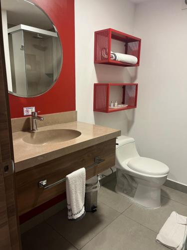 Un baño de The Place Hotel