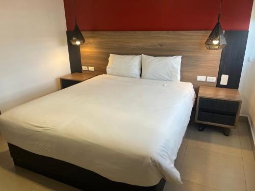 Una cama o camas en una habitación de The Place Hotel