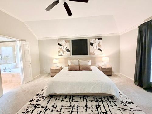 Een bed of bedden in een kamer bij Spacious Centrally Located with Heated Pool