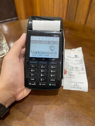 a person holding a cell phone in their hand at Phúc Đức Hotel có xuất hoá đơn VAT in Thanh Hóa