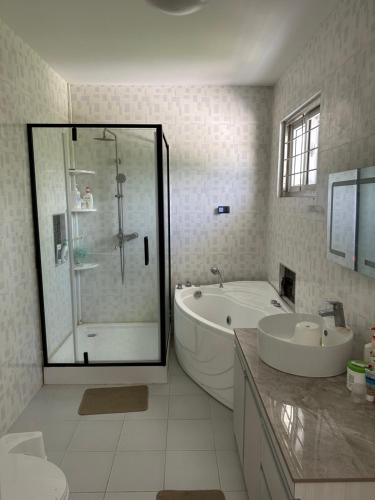 Ένα μπάνιο στο Bateria Seaside Lodge