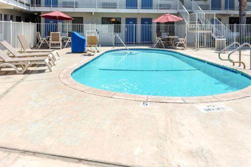 Swimmingpoolen hos eller tæt på Motel 6-Bakersfield, CA - Convention Center