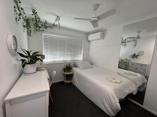 En eller flere senge i et værelse på Family Beachside Getaway