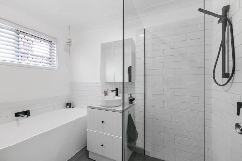 Et badeværelse på Family Beachside Getaway