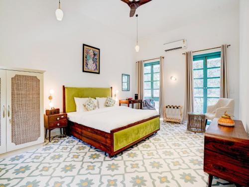 Valencia By DanCenter - 3 Bhk Villa in Siolim في Camorlim: غرفة نوم بها سرير ومكتب