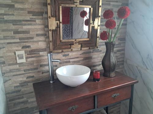 une salle de bain avec un lavabo et un miroir dans l'établissement Amore Mio, à Salinas