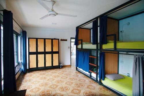 a room with two bunk beds and a window at Travelero Hostel & Tours in Santa Cruz de la Sierra