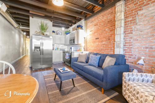 un soggiorno con divano blu e muro di mattoni di Blu Baird a Baird