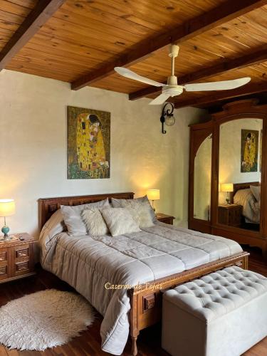 a bedroom with a large bed with a ceiling fan at Chalet Caserón de Tejas, Amplia y confortable casa para hasta 11 huéspedes in Mar del Plata