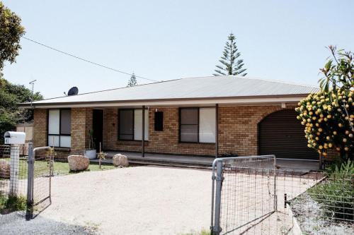 una casa de ladrillo con garaje en StudioNESS, en Scamander