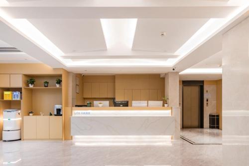 un vestíbulo de oficina con tragaluz en el techo en Urna Hotel Xiamen Railway Station Lianhua Road Subway Station Branch, en Xiamen