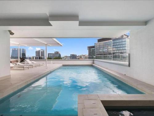 a swimming pool on the roof of a building at Modern City Pad, 1-Min to Showgrounds in Brisbane
