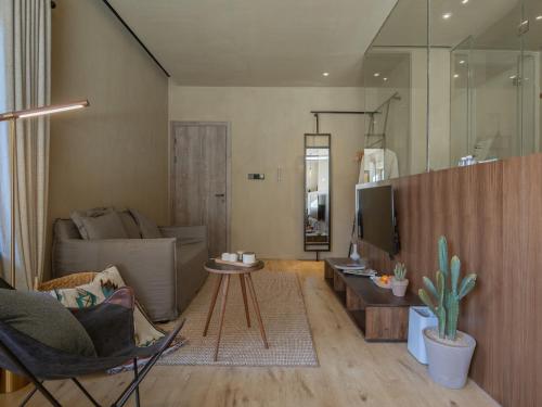 中卫大乐之野（中卫黄河宿集店）的客厅里有一张沙发和一台电视